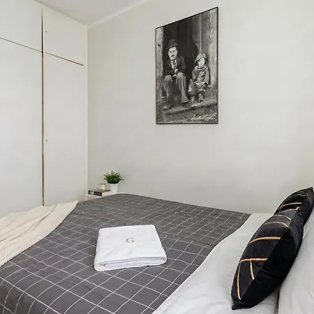 Urban Chic - One Bedroom - - Zelazna Апартаменти