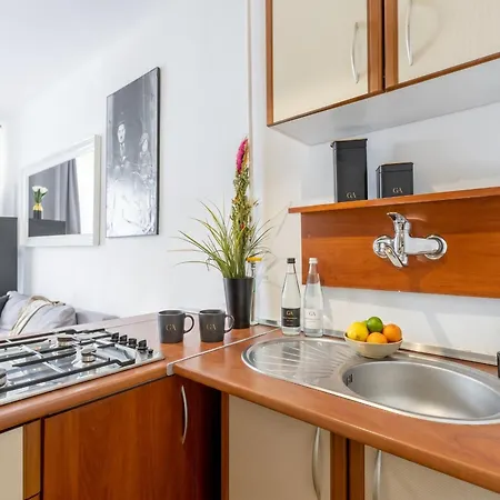 Urban Chic - One Bedroom - - Zelazna