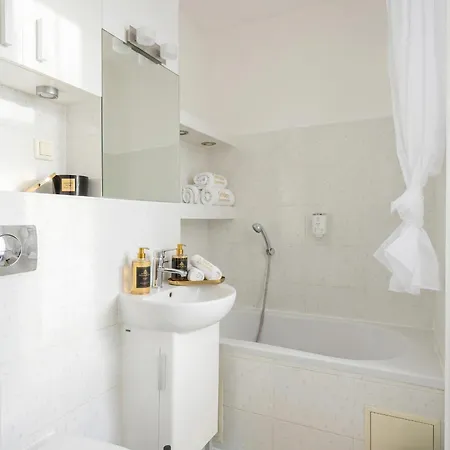 Urban Chic - One Bedroom - - Zelazna