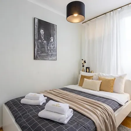 Urban Chic - One Bedroom - - Zelazna *
